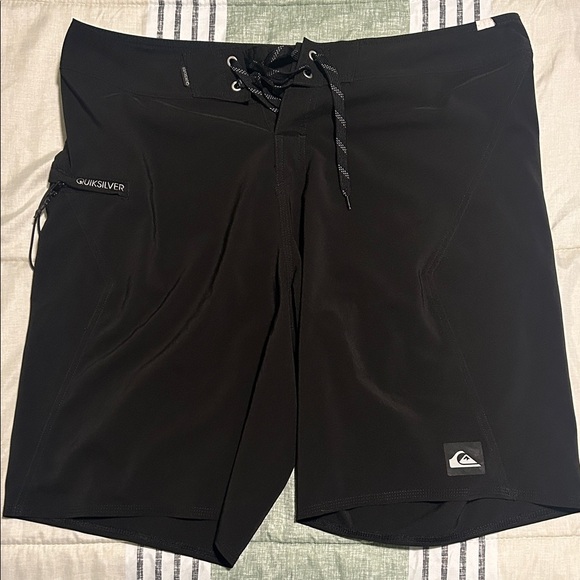 Black Quiksilver Board Shorts - Picture 1 of 4